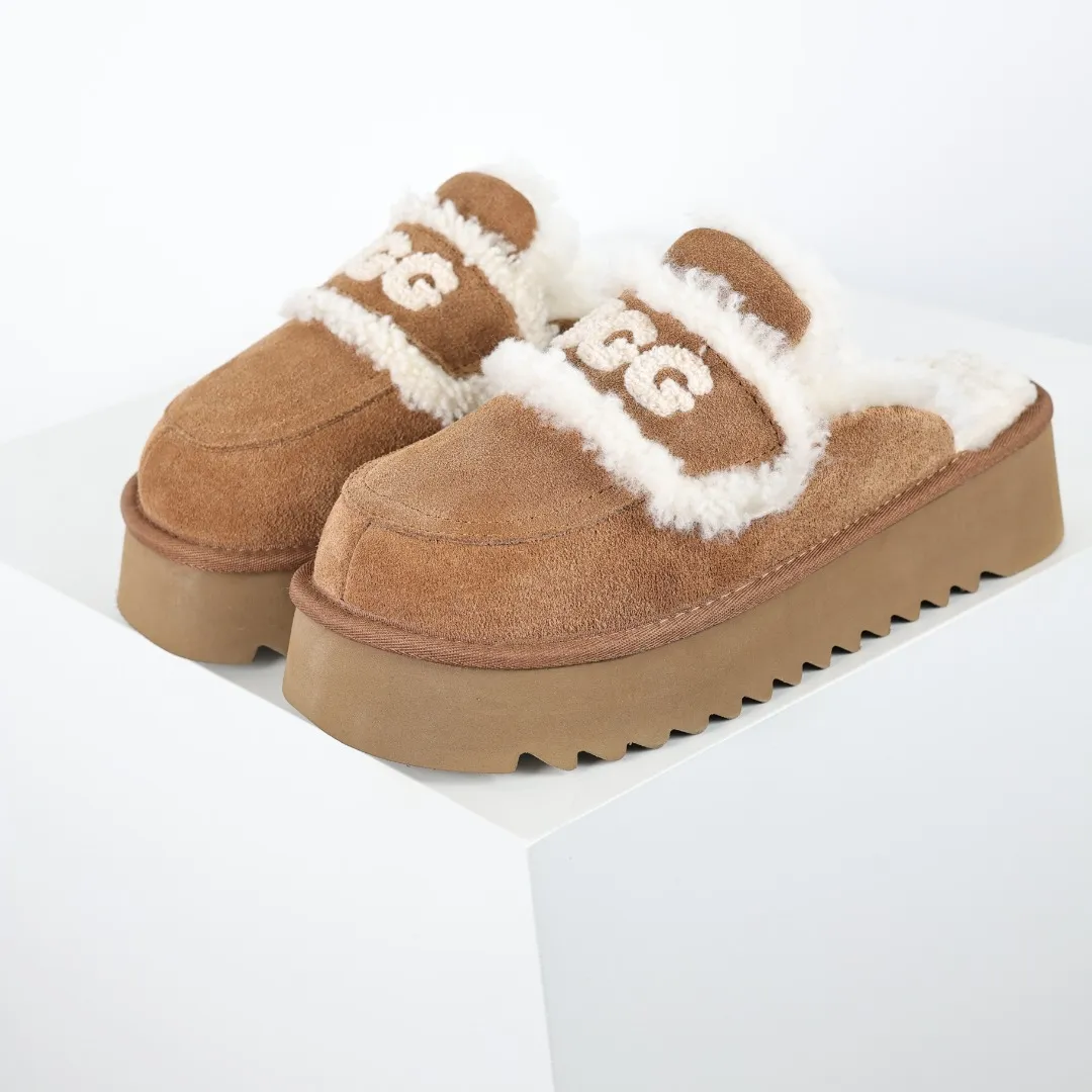Pick up locally 💰580 Core recommended good price It is a very suitable choice for home furnishings. In the new year, uug launched a series of styles, which are partial to the preferences of young consumers and have also moved to the forefront of fashion trends. Shoe body material: water-repellent coated suede upper, 17 mm UGGPURE™ implantable wool insole, lightweight non-slip and comfortable rubber outsole, with brand LOGO and trademark, with full packaging Size: 35 36 37 38 39 40